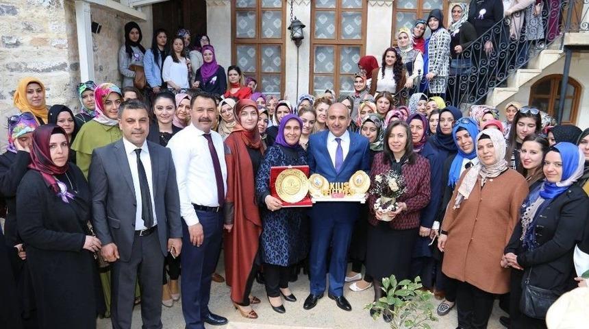 Belediye Başkanı Kara, Konaklardaki Bayanları Ziyaret Etti