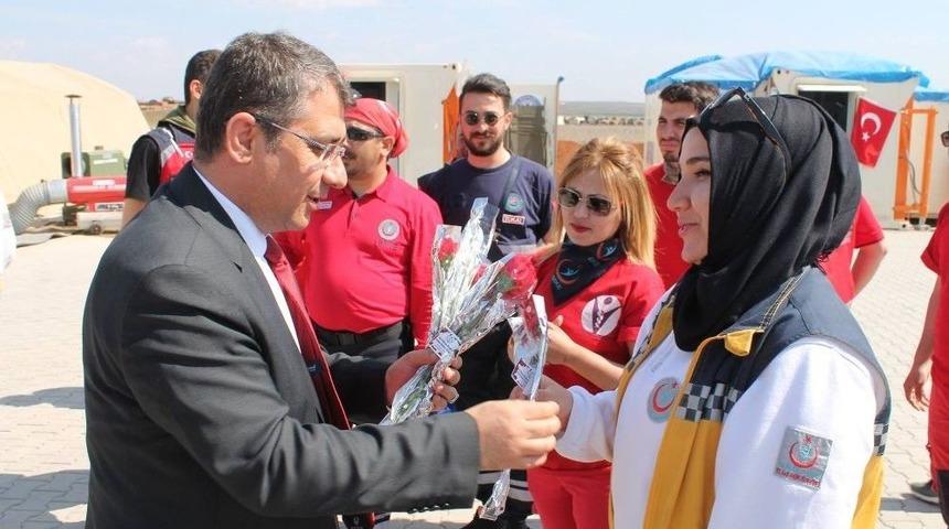 Sınırda G&ouml;rev Yapan Bayan Sağlık&ccedil;ılara Anlamlı Ziyaret