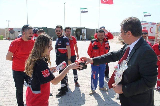 Sınırda Görev Yapan Bayan Sağlıkçılara Anlamlı Ziyaret