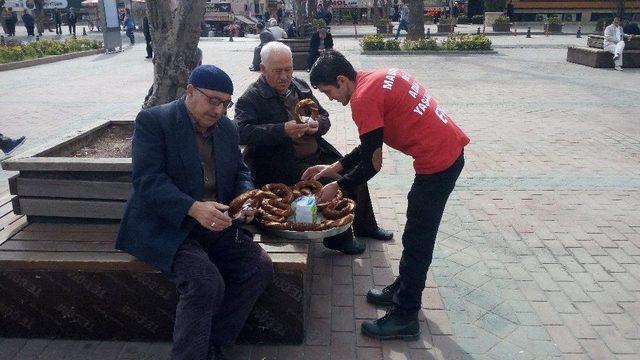 (&ouml;zel Haber) 15 Temmuz Sonrası Tanınan Simit&ccedil;iden &lsquo;evet&rsquo; Kampanyası 1