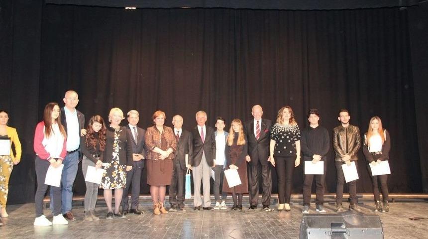 Gen&ccedil; Ressamlar Eserleriyle İzmir&rsquo;i Anlattı