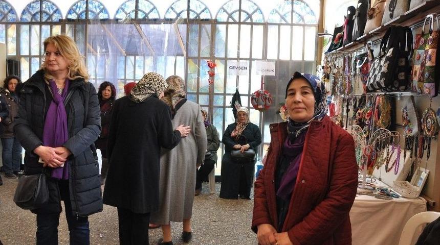 Kadınlar El Emeği &Uuml;r&uuml;nlerini Satarak Ayakta Duruyorlar