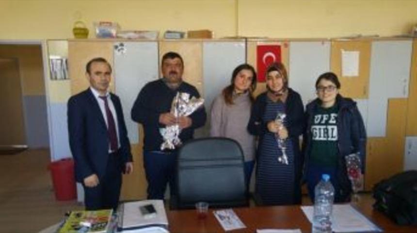 &Ccedil;ıldır Belediyesi Kadınlara G&uuml;l Dağıttı