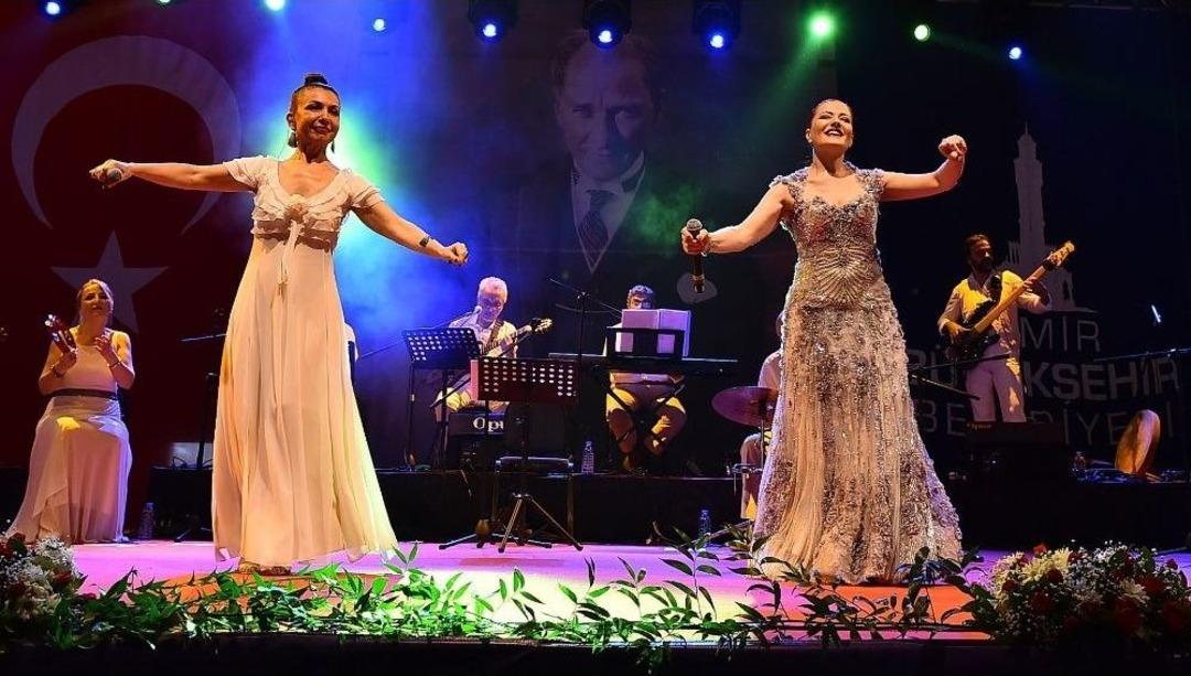 İzmir&rsquo;de Candan Er&ccedil;etin Coşkusu