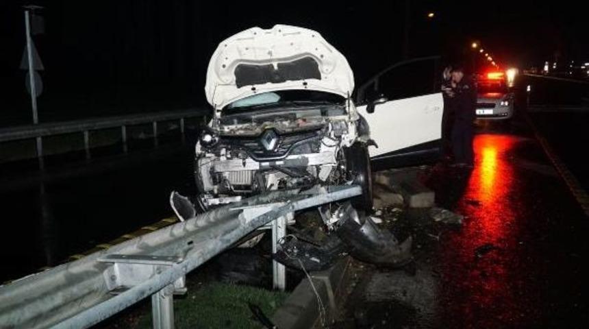 Bariyere &Ccedil;arpan Otomobilin Kadın S&uuml;r&uuml;c&uuml;s&uuml; Yaralandı