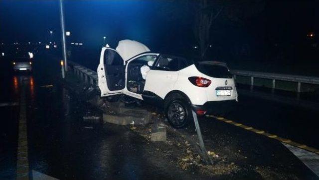 Bariyere Çarpan Otomobilin Kadın Sürücüsü Yaralandı