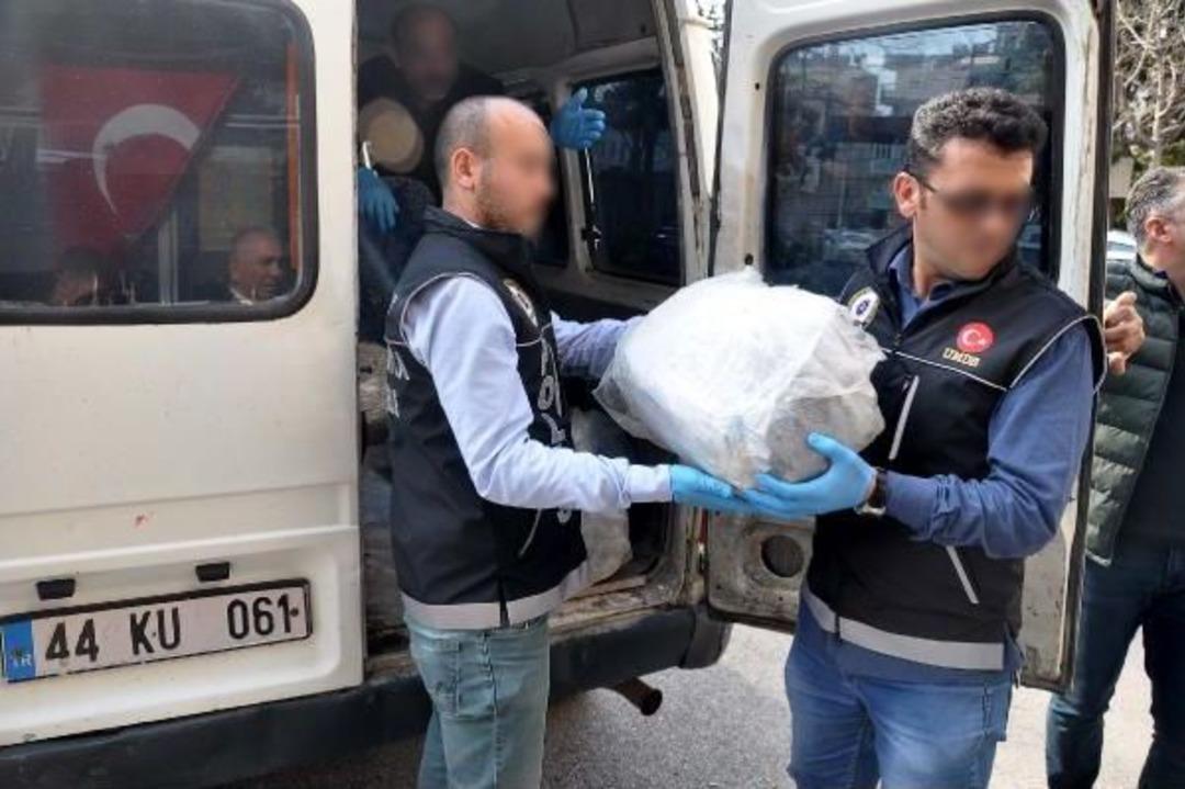 Minib&uuml;ste 143 Kilo Esrar Ele Ge&ccedil;irildi, S&uuml;r&uuml;c&uuml; Tutuklandı