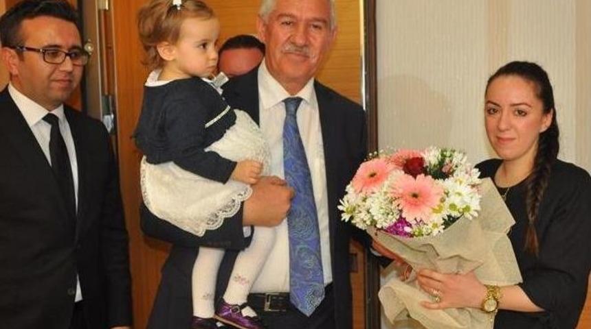 İl Milli Eğitim M&uuml;d&uuml;r&uuml; Osman Elmalı Şehit Yiğitcan Ciğa&acute;nın Ailesini Ziyaret Etti