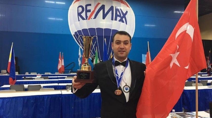 D&uuml;nya &Uuml;&ccedil;&uuml;nc&uuml;s&uuml; Uğur Tosun&rsquo;a Davullu Zurnalı Karşılama