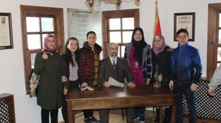 Yeniceli &Ouml;ğrenciler Mehmet Akif Ersoy&rsquo;un Evini Ziyaret Etti