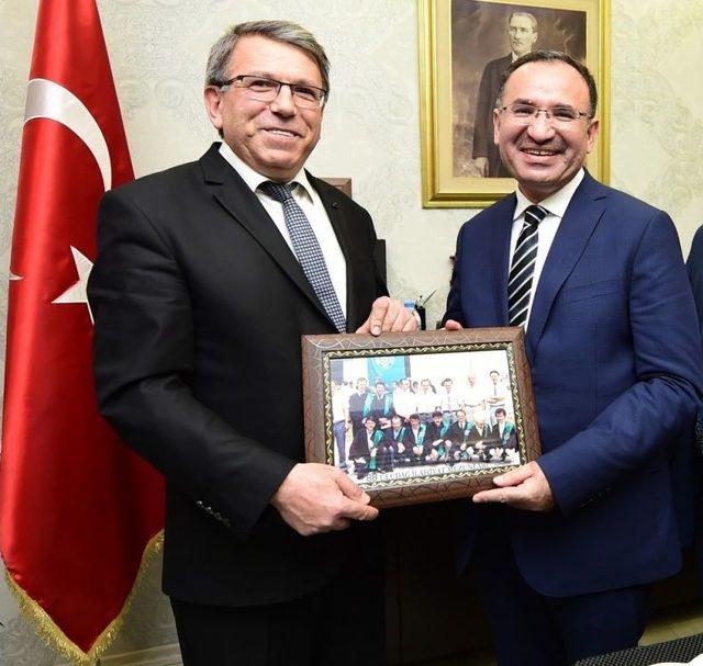 Bakan Bozdağ’a Sınıf Arkadaşından Sürpriz Hediye