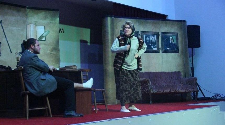 &Ouml;m&uuml;rs&uuml;n Doktor Tiyatro Oyunu &Ccedil;an&rsquo;da Sahnelendi