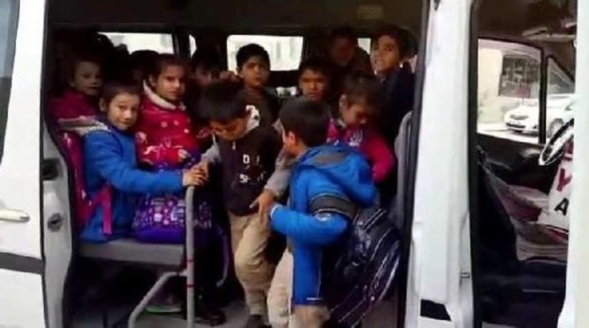 Adana'da 17 Kişilik Servisten 48 &Ouml;ğrenci &Ccedil;ıktı