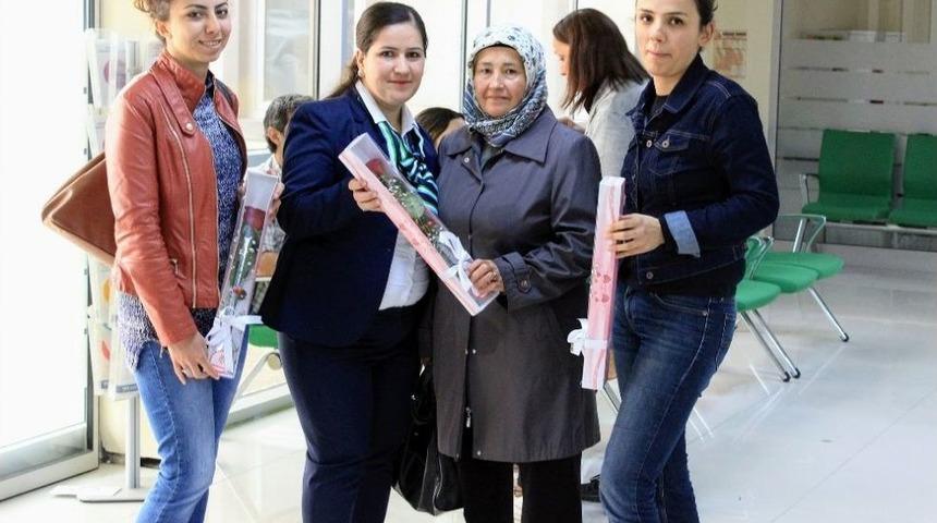 8 Mart&rsquo;ta Kadınları &Ccedil;i&ccedil;eklerle Karşıladı