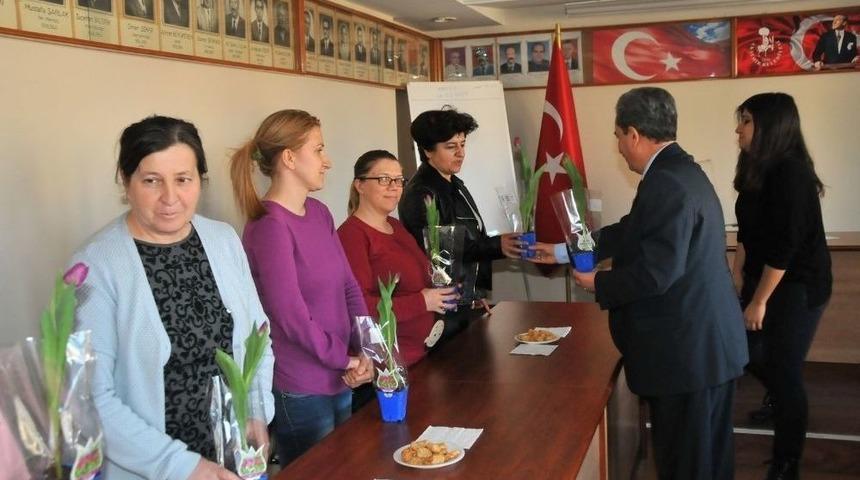 Başkan Akkaya’dan Kadınlara Çiçek