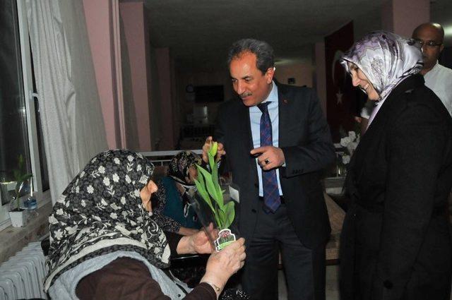 Başkan Akkaya’dan Kadınlara Çiçek
