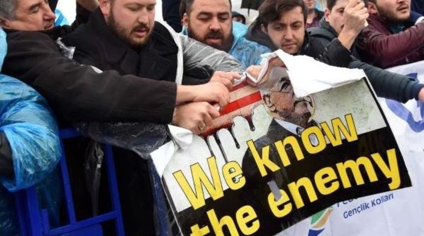 Darbeci Askerlere Idam Ipli Ve Yumurtalı Protesto