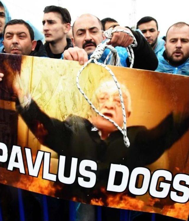 Darbeci Askerlere Idam Ipli Ve Yumurtalı Protesto