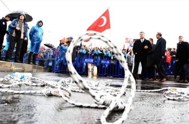 Darbeci Askerlere Idam Ipli Ve Yumurtalı Protesto