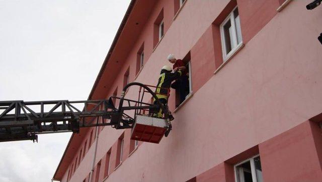 Lisedeki Yangın, Deprem Ve Personel Tahliye Tatbikatı Gerçeğini Aratmadı