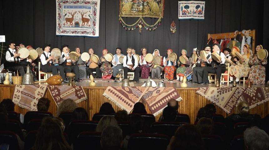 Anneler Tiyatro Topluluğundan &ldquo;d&uuml;ğ&uuml;n Ya Da Davul&rdquo; Oyunu