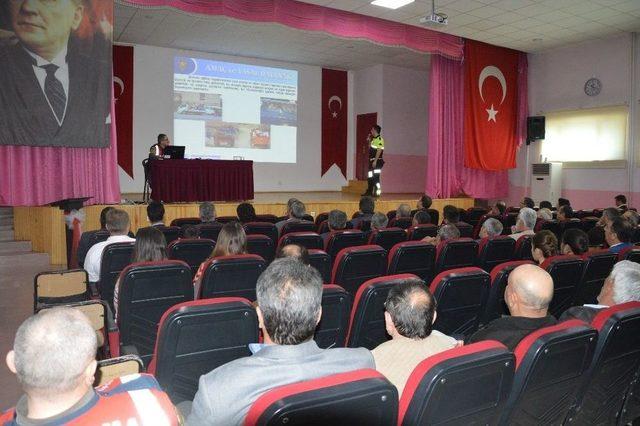 Niksar’da Servis Şoförlerine Seminer Verildi