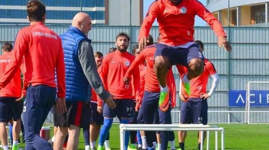 &Ccedil;aykur Rizespor Teknik Direkt&ouml;r&uuml; Karaman, Oyuncularını Motive Ediyor