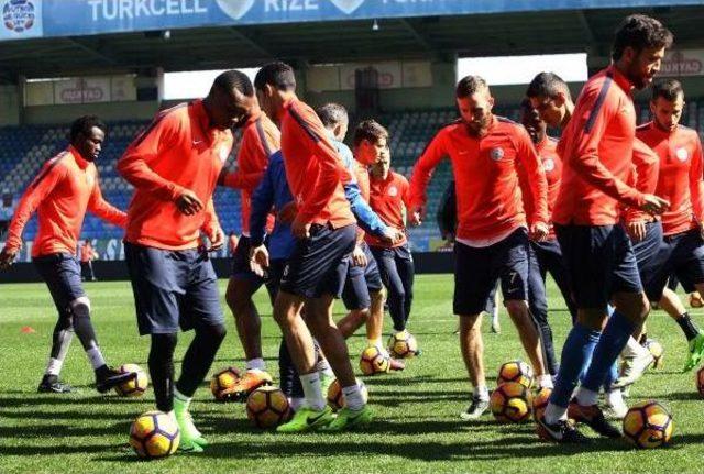 Çaykur Rizespor Teknik Direktörü Karaman, Oyuncularını Motive Ediyor