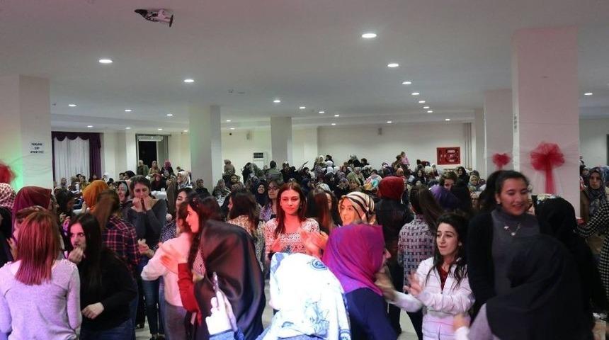 Pazaryerili Kadınlar Hilal Coşgun&rsquo;la Unutulmaz Bir Akşam Yaşadı