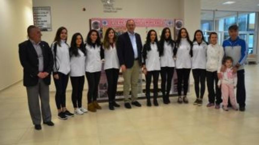&Ccedil;i&ccedil;eklidedespor Bayan Voleybol Takımı Altınla &Ouml;d&uuml;llendirildi