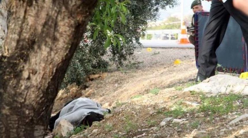 Silifke'de Yol Kenarında Kadın Cesedi