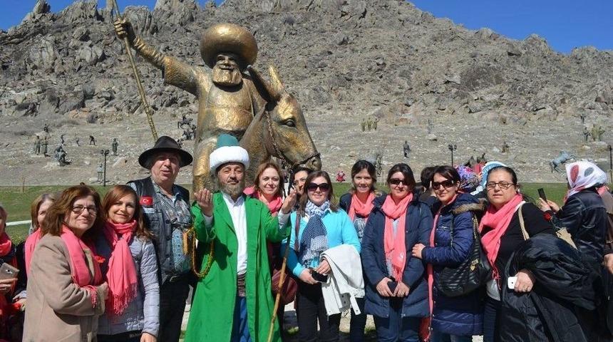 Yaklaşık Bin Kadın D&uuml;nyanın Merkezinde Ağırlandı