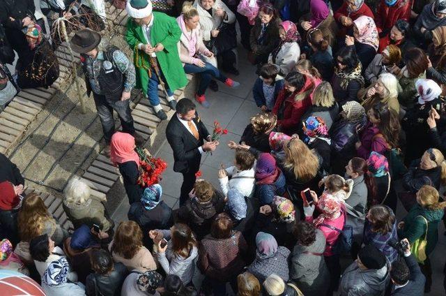 Yaklaşık Bin Kadın Dünyanın Merkezinde Ağırlandı