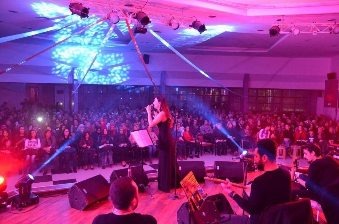 Boz&uuml;y&uuml;k&rsquo;te Sevcan Orhan Konseri