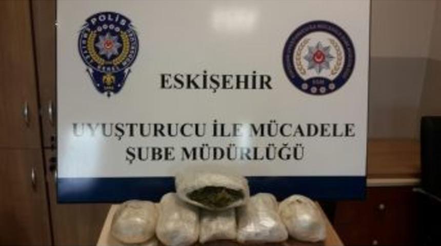 Ara&ccedil; Lastiğinden 4 Kilo Uyuşturucu &Ccedil;ıktı