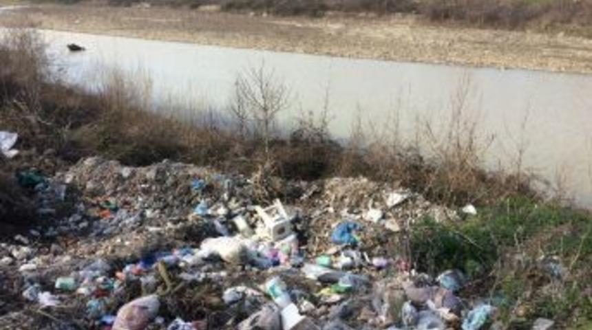 Dere Kenarı &Ccedil;&ouml;pl&uuml;ğe D&ouml;nd&uuml;