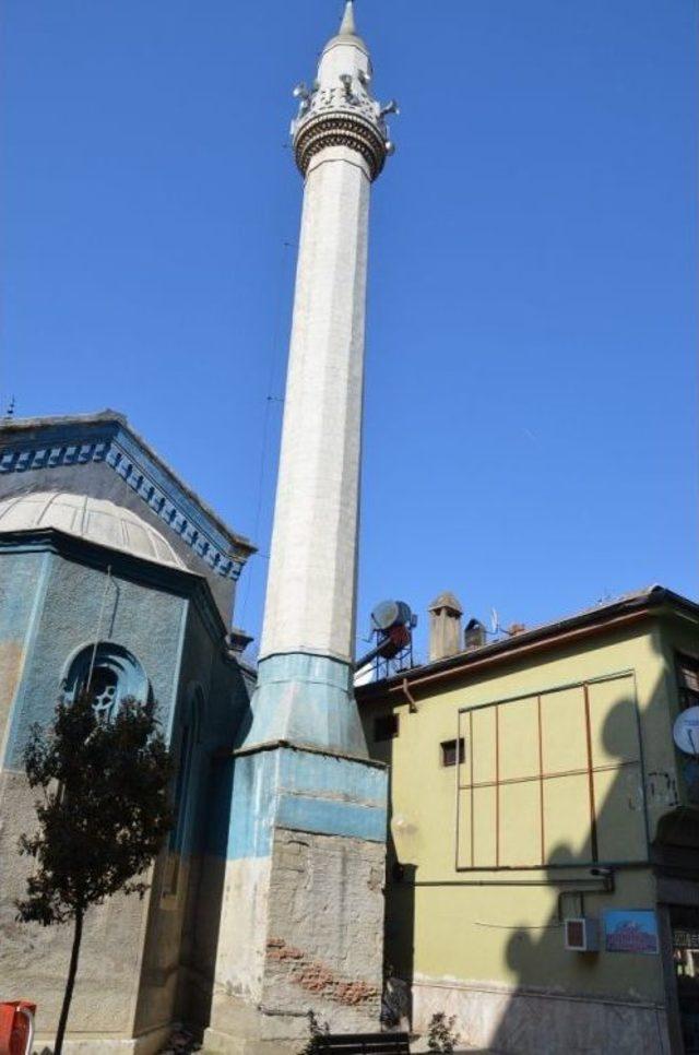 Tehlike Saçan Minareye Belediye El Attı