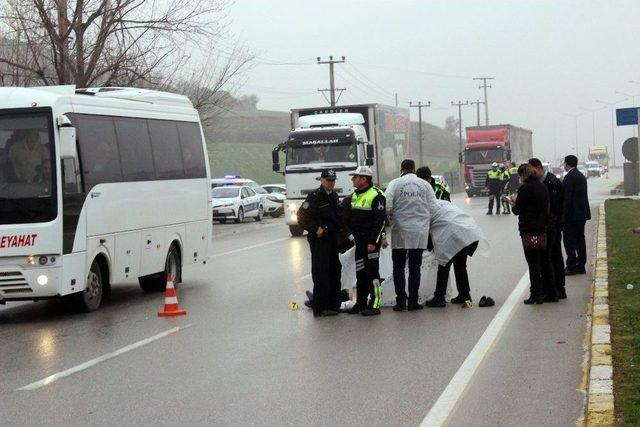 Tekstil İşçisi Kadın İşe Giderken Otomobilin Altında Kaldı