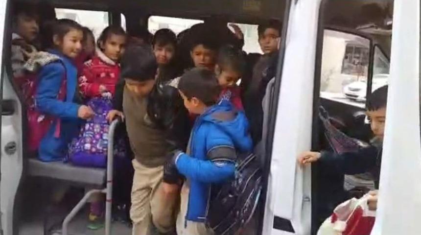 17 Kişilik &Ouml;ğrenci Servisinden 48 Kişi &Ccedil;ıktı