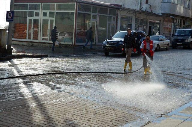 Adilcevaz’da Yol Yıkama Ve Temizlik Çalışması