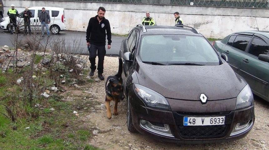 Cezaevi &Ouml;n&uuml;nde Ş&uuml;pheli Ara&ccedil; Alarmı