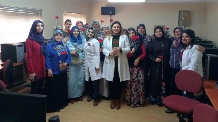 Sağlık &Ccedil;alışanlarından Eğitim G&ouml;ren Kadınlara Karanfil