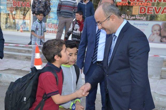 B&uuml;nyan Belediye Başkanı G&uuml;lc&uuml;oğlu, "vatandaşlarımızın İstek Ve Taleplerini Dikkate Alarak &Ccedil;&ouml;z&uuml;m &Uuml;retiyoruz" 1
