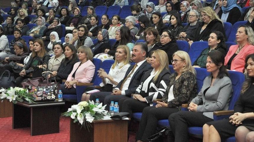 Toroslar&rsquo;da &rsquo;kadın G&uuml;&ccedil;l&uuml;d&uuml;r&rsquo; Paneli