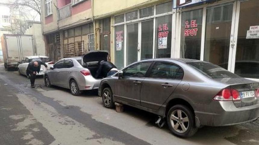 &Ccedil;orlu'da Park Halindeki 10 Aracın Lastikleri Kesildi