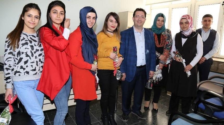 Başkan Yazgı, Kadın Personele G&uuml;l Hediye Etti