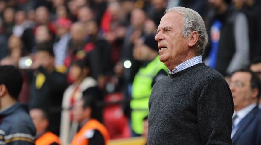 Mustafa Denizli, Giresunspor Ma&ccedil;ı İ&ccedil;in Takımını Islak Zeminde Hazırlıyor