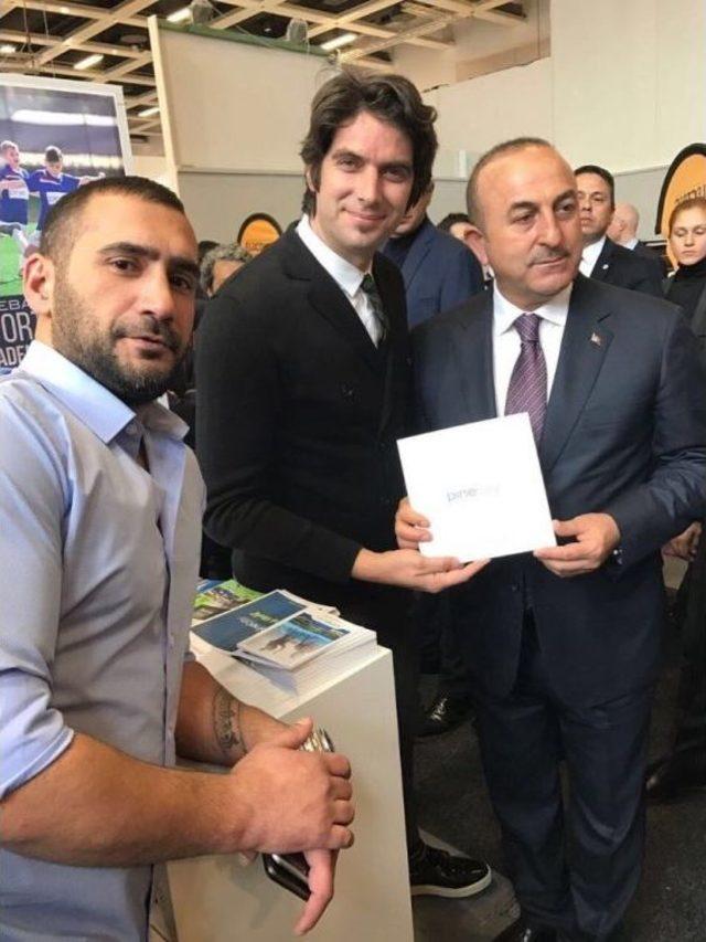 Bakan Çavuşoğlu, Kuşadası Standını Ziyaret Etti