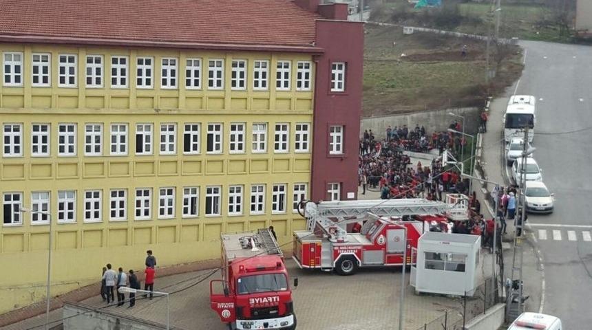 Lisedeki Yangın Kısa S&uuml;reli Paniğe Yol A&ccedil;tı