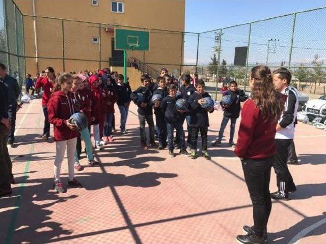 Genç Basketbolculara Anlamlı Destek